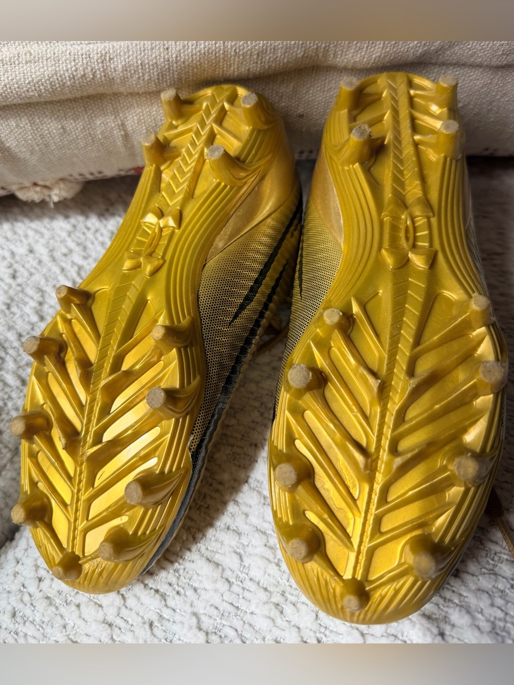Under Armour Kids Size 2 Gold Cleats with Black Logo - Picture 2 of 6